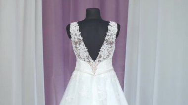 Gelinlik siyah manken gibi giyinmiş.