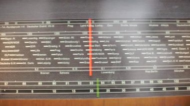 Eski radyo satıcısı akort masasının nasıl çalıştığını gösteriyor.