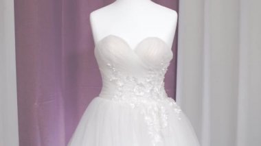 Yazın mankenle gelinlik deniyorum. Düğünden önce elbise deniyorum.