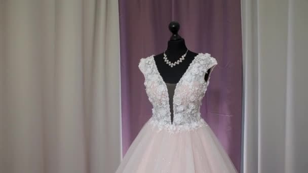 Il vestito della sposa è vestito con un manichino nero — Video Stock