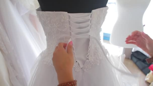 Het voorbereiden van een trouwjurk voor een bruiloft — Stockvideo
