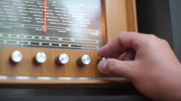 Hand die het handvat van de radio verdraait, oude radio — Stockvideo