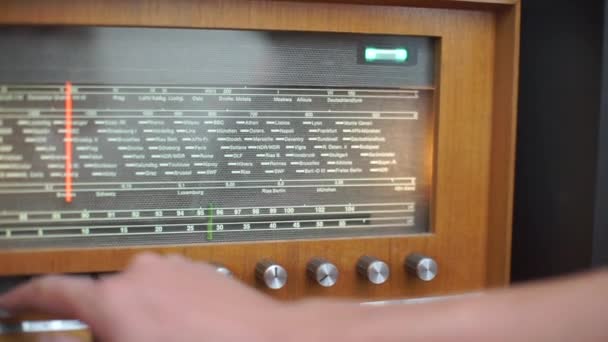 Radio ham menyetel radio ke gelombang radio yang diinginkan — Stok Video