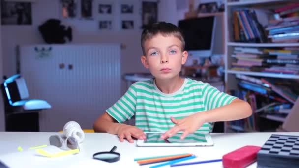 Αγόρι χρησιμοποιεί δισκίο κατά τη διάρκεια του μαθήματος στο σχολείο — Αρχείο Βίντεο