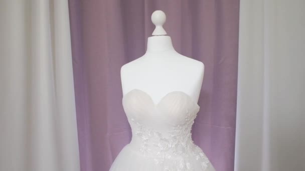 Robe de mariée simple mettre sur un mannequin — Video