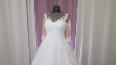 Nedimeler beyaz bir manken gibi giyinir.