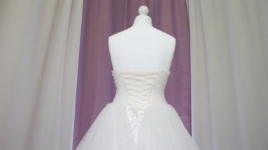 Nedimeler beyaz bir mankenin üzerinde, düğün salonunda giyinirler.