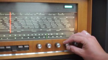 Koleksiyoncu radyoyu radyo dalgasına ayarlar