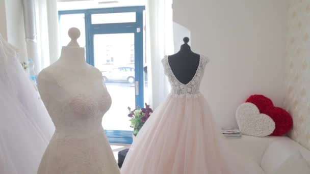 Muestra de vestido de novia en una exposición de bodas — Vídeo de stock