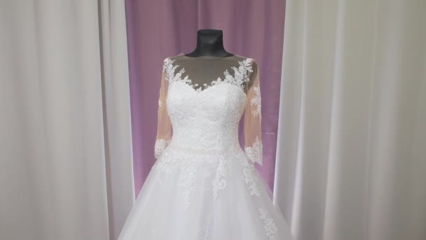 Bruidsmeisjes jurk gekleed op een witte etalagepop — Stockvideo