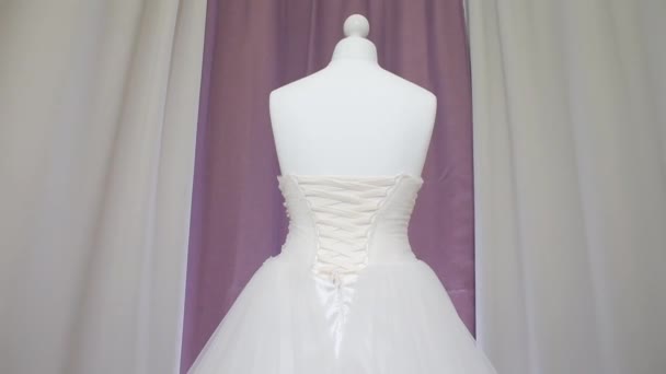 Bridesmaids dress on a white mannequin, wedding salon — Stock Video