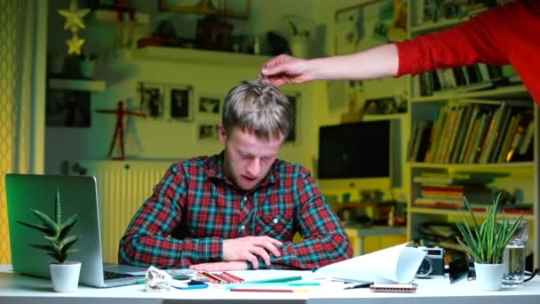 Un homme est assis à un bureau. L'assistant donne à l'homme un massage de la tête . — Video