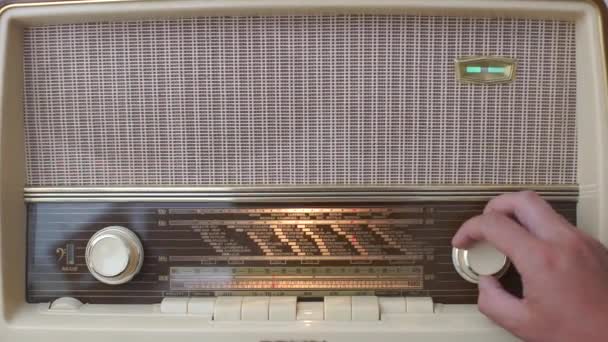 Radyo alıcıları müzesindeki eski radyonun çalışabilirliğini göstermek için. — Stok video
