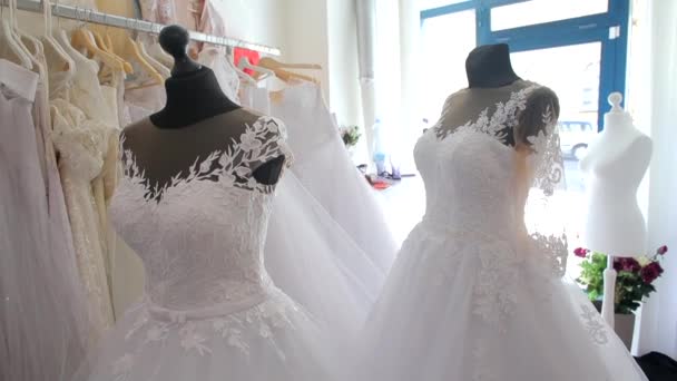 Vestidos de novia en un ajuste antes de una boda — Vídeo de stock