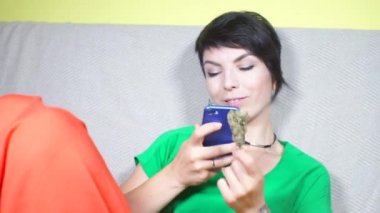 Blogcu akıllı telefonuyla tıbbi marihuana fotoğrafları çekiyor