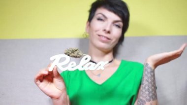 Esrar satıcısı rahatlamak için tıbbi marihuana gösteriyor.