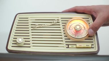 Koleksiyoncu nadir bir radyo alıcısı örneği gösterir