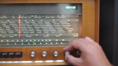 Koleksiyoncu radyo dalgalarının nasıl çalıştığını gösteriyor