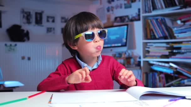 Ein Junge mit Brille kaut viel Essen, ihm geht es schlecht — Stockvideo