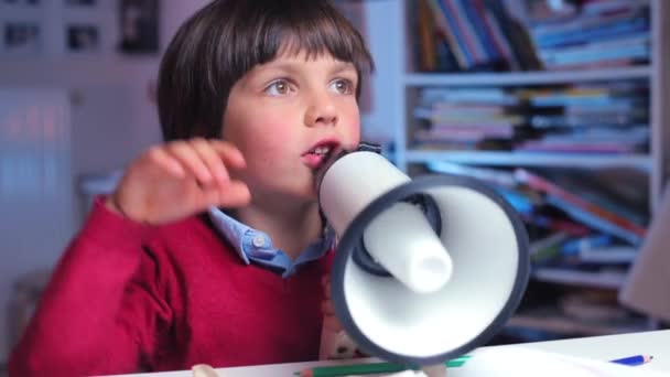 Menino de escola feliz gritando em um megafone — Vídeo de Stock