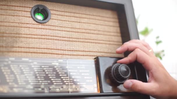 Военные мелодии радиоволны на старом радио — стоковое видео