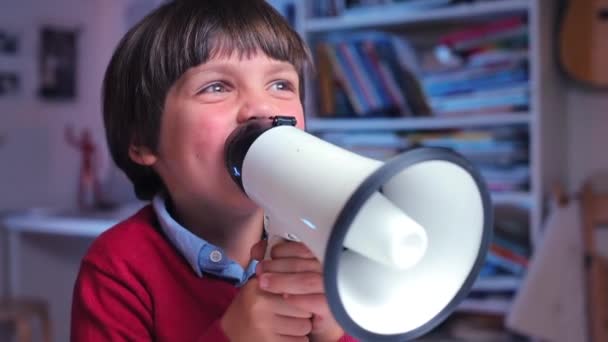 Een megafoon in de handen van een jongen die spreekt — Stockvideo