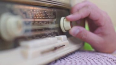 Yakın plan, amatör radyo radyo akort düğmesini kullanıyor, radyo dalgalarını ayarlıyor.