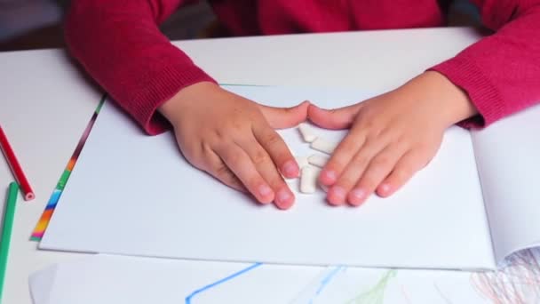 Gros plan de la gomme à mâcher avec laquelle l'enfant est joué — Video