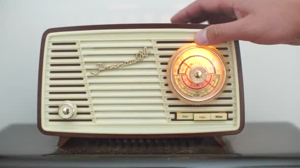 Vender una vieja radio — Vídeo de stock