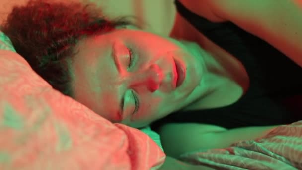 Μια γυναίκα σε σοβαρή ψυχολογική κατάσταση βρίσκεται σε ένα κρεβάτι ξενοδοχείου. — Αρχείο Βίντεο