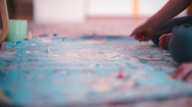 Bir çocuk masa oyunu oynuyor.