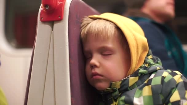 Sleepy boy viaja en transporte público . — Vídeos de Stock