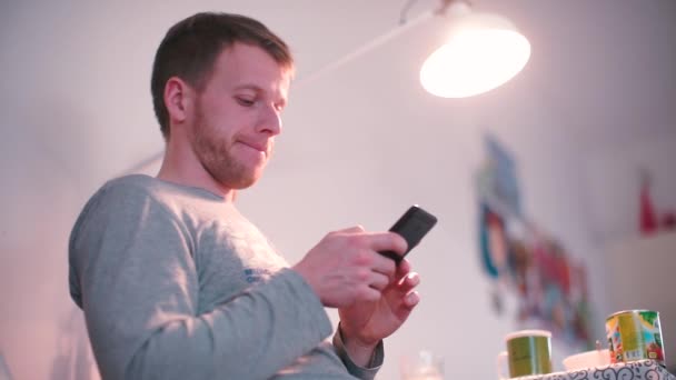 Ein Geschäftsmann hält ein Smartphone in der Hand. — Stockvideo