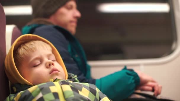 Bambino assonnato cavalca sull'autobus da scuola con suo padre . — Video Stock