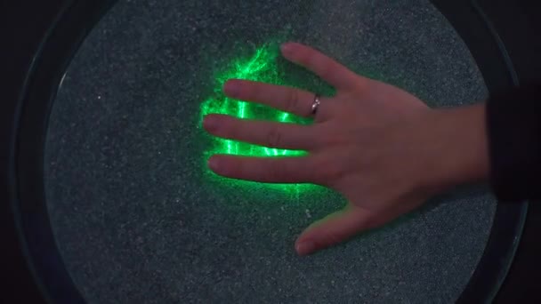 Männerhand berührt eine Scheibe mit statischer Elektrizität. — Stockvideo