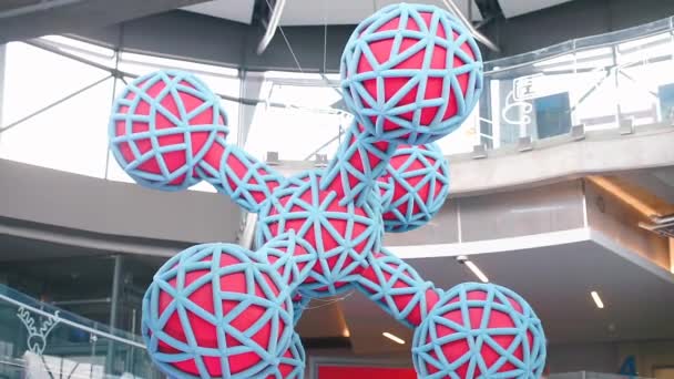 Stor prototyp av en blå molekyl. — Stockvideo