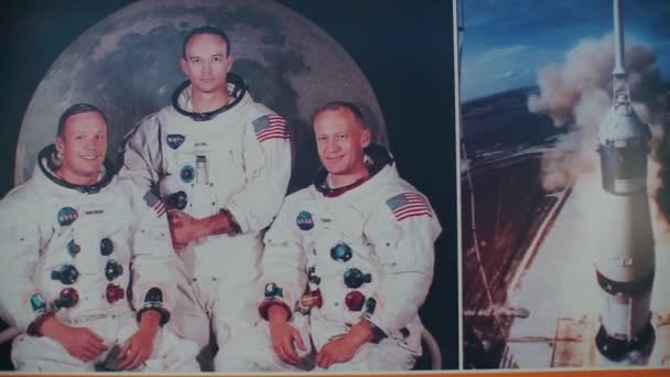 La foto, el retrato, los astronautas americanos y un cohete despegando . — Vídeos de Stock