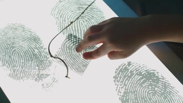Kinderhände prüfen Fingerabdrücke in der Forensikschule — Stockvideo