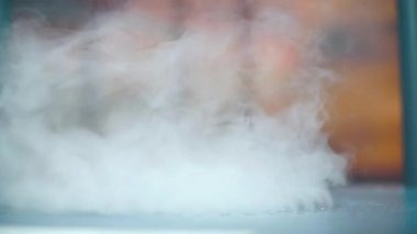 Şehirdeki bir havalandırma boşluğundan duman çıkıyor..