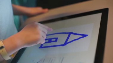 Küçük kızın eli monitörde.