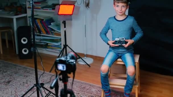 Seorang blogger anak berbicara tentang kamera . — Stok Video
