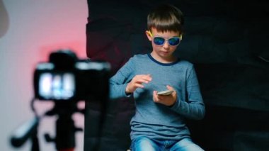 Bir genç ve video blogcusu para kazanmakla ilgili bir blog yazıyor..