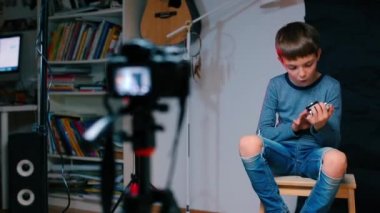 Bir genç, fotoğrafçılıkla ilgili bir video bloğu yazıyor..