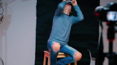 Fotoğrafçı çocuk, kamera hakkında bir video blogu yazıyor..