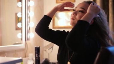 Asyalı kız başını kaldırdı.. 