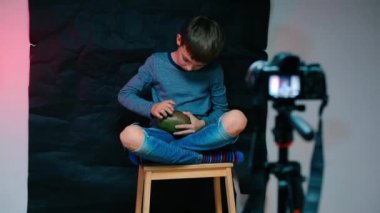 Çocuk video blogunda büyük bir avokadodan bahsediyor..