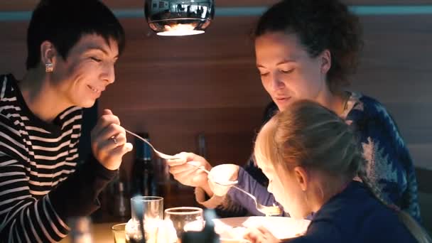 Famille LGBT dîne dans un restaurant à la table avec leur fille . — Video