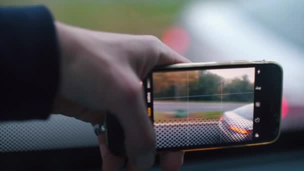Gros plan d'un écran cassé dans les mains d'un passager d'autobus .