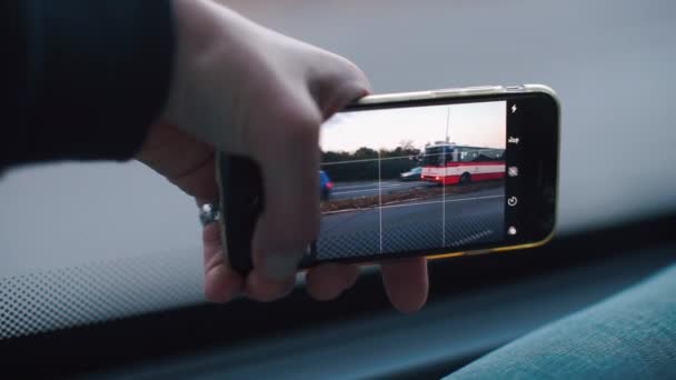 Close-up van een smartphone scherm in de handen van een man in een auto. — Stockvideo