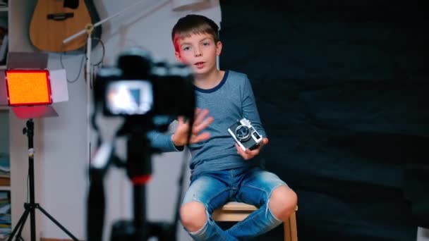 Un enfant photographe écrit un blog vidéo sur la photographie . — Video